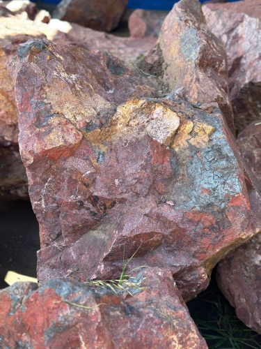 Камни для ландшафтного дизайна красно-фиолетовые 10-60 килограмм купить в Зеленограду