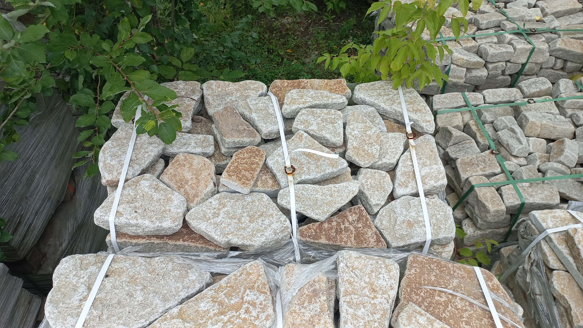 Плитняк галтованный гранитный для ландшафтного дизайна купить в Зеленограду