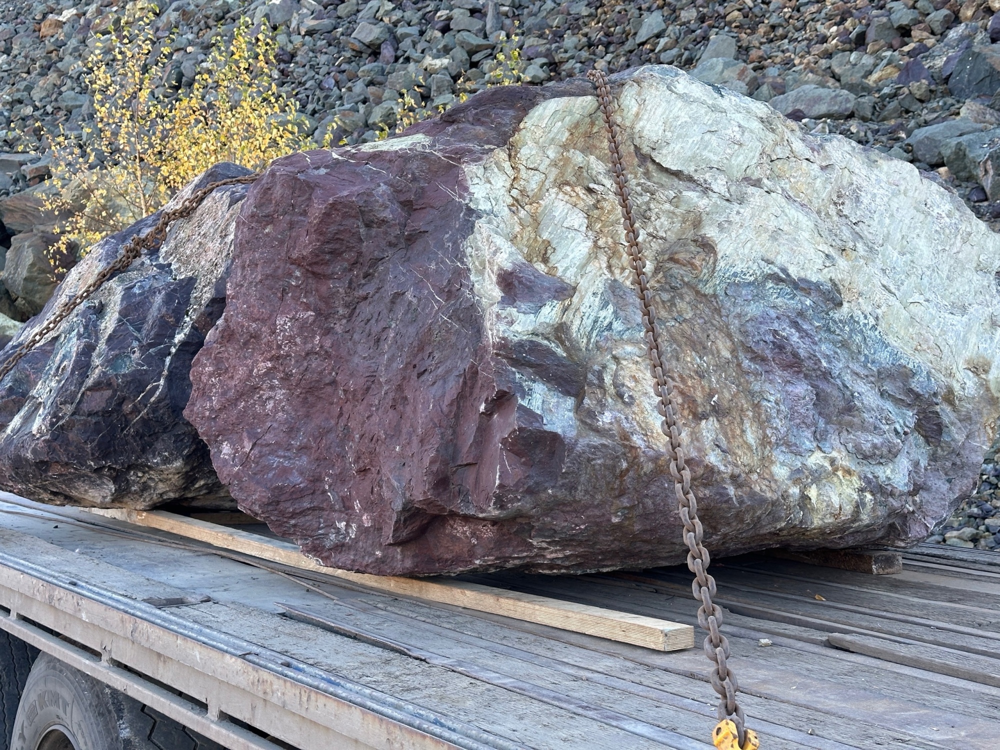 Огромные красно-фиолетовые валуны для ландшафтного дизайна весом более 5 тонн купить в Зеленограду