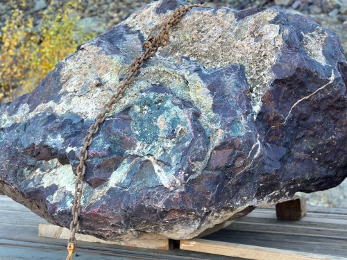 Огромные красно-фиолетовые валуны для ландшафтного дизайна весом более 5 тонн купить в Зеленограду