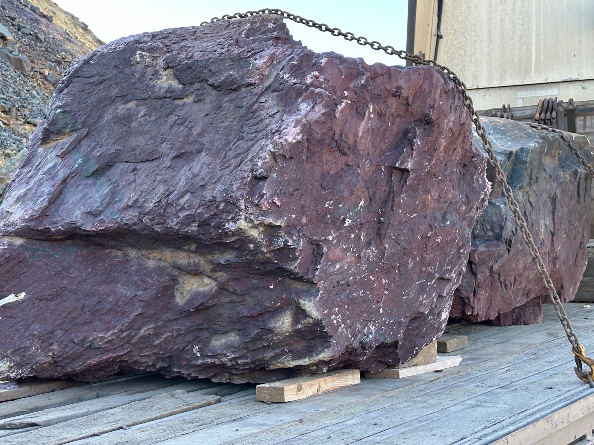 Огромные красно-фиолетовые валуны для ландшафтного дизайна весом более 5 тонн купить в Зеленограду