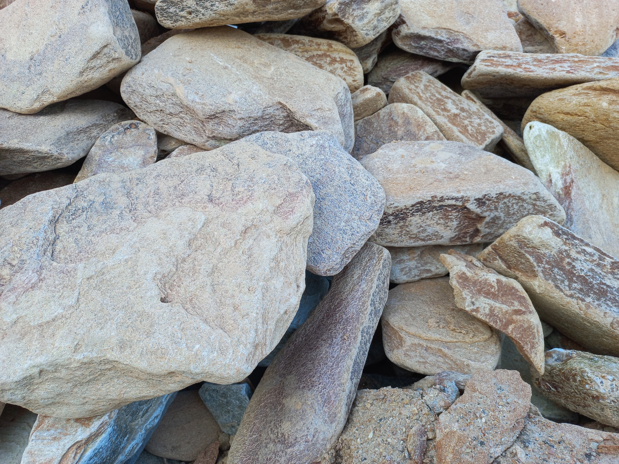 Златолит жёлтый, жёлто-зелёный глыбки и валуны для ланшафтного дизайна купить в Зеленограду