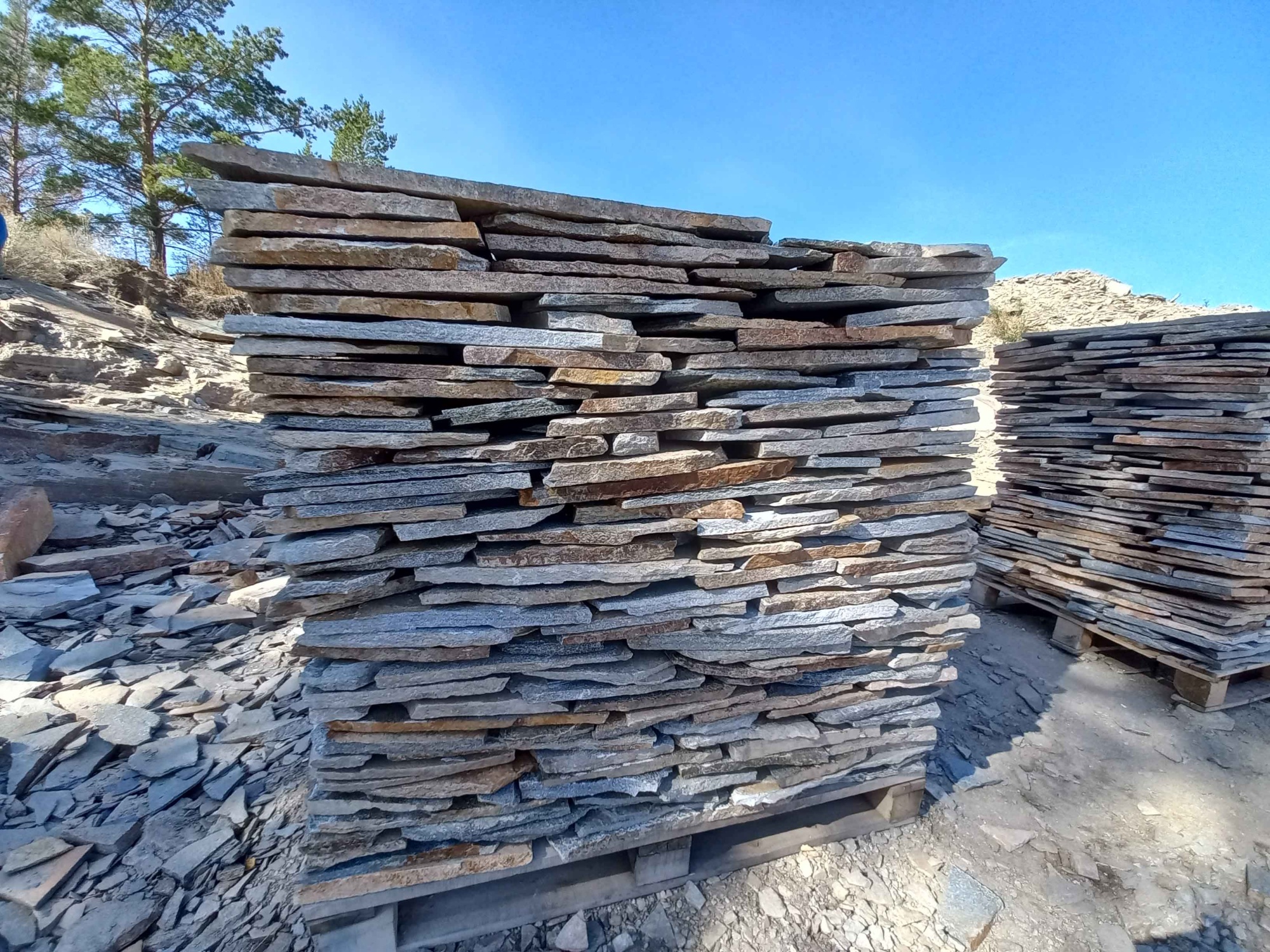 Плитняк златолит серебристый для фасада купить в Зеленограду