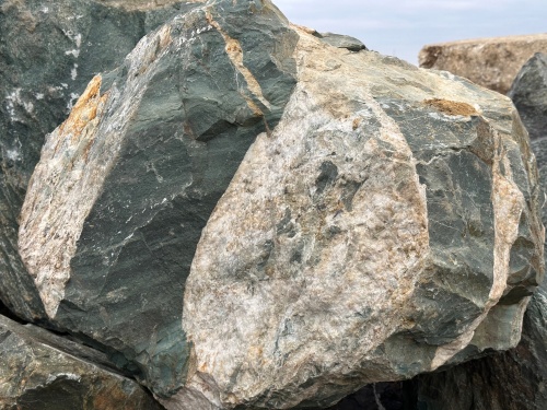 Гигантские зелёные валуны для ландшафтного дизайна весом более 5 тонн купить в Зеленограду