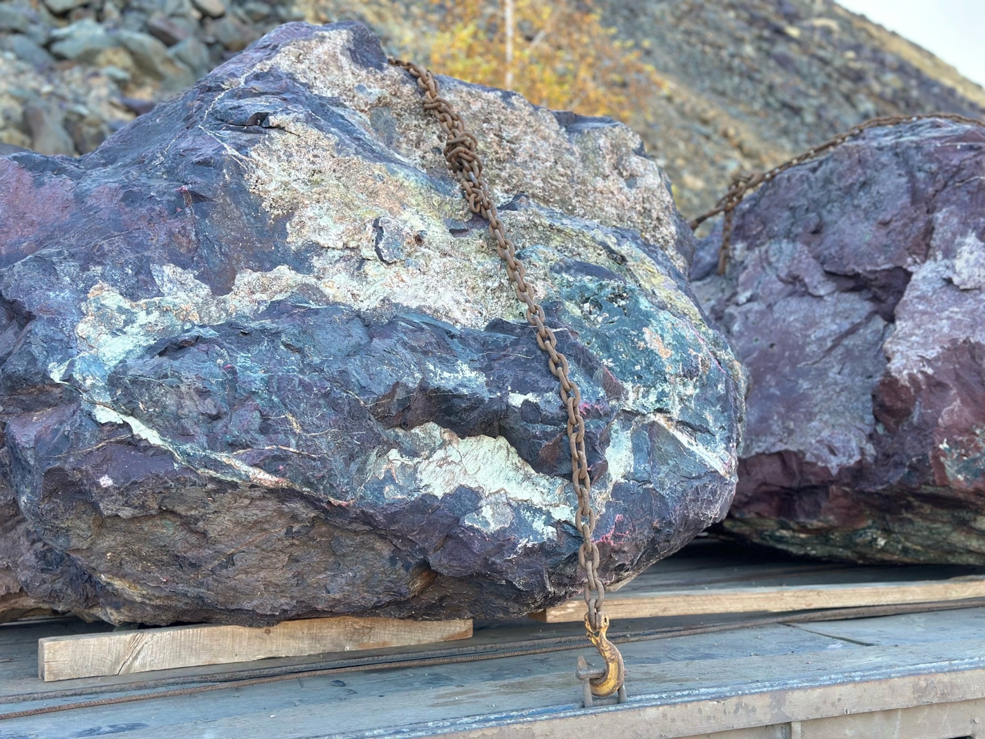 Огромные красно-фиолетовые валуны для ландшафтного дизайна весом более 5 тонн купить в Зеленограду