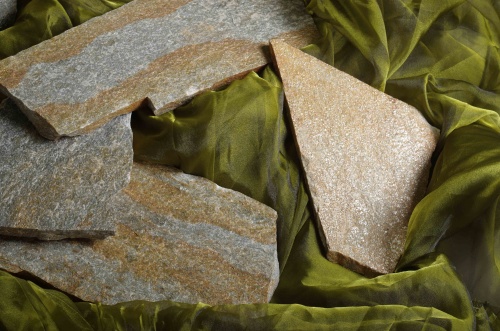 Плитняк златолит Уральский для цоколя, отмостки купить в Зеленограду