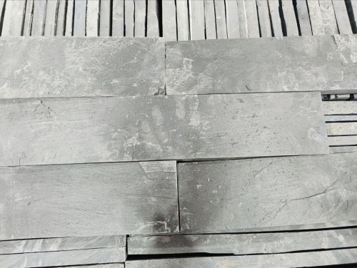 чёрная плитка из натурального камня